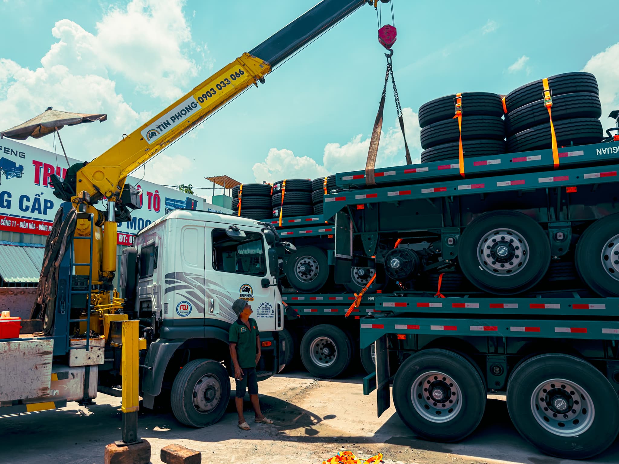 Trailer black and white